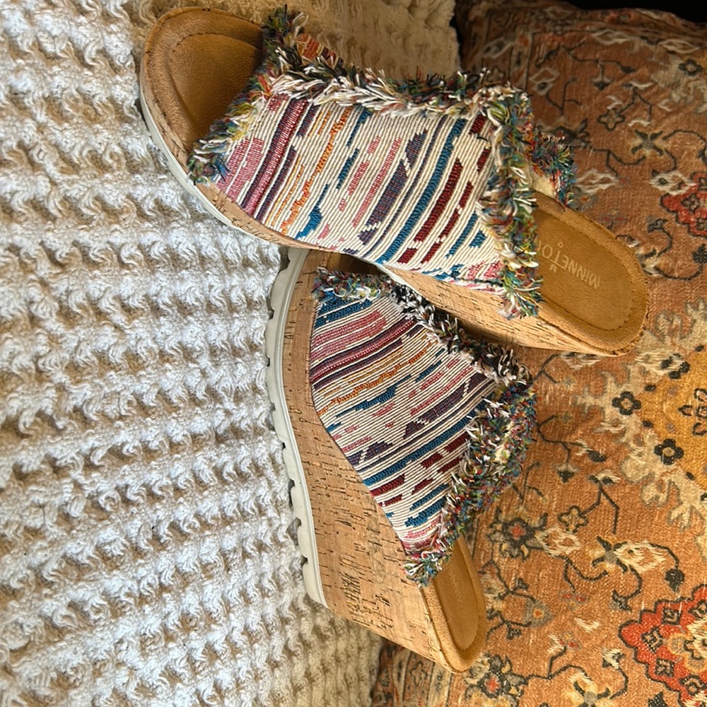 Minnetonka wedge Sz 9. Like new condition.
